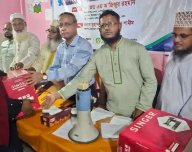 চেয়ারম্যান আ: রহমান মিয়াজী ফাউন্ডেশনের সেলাই মেশিন ও ছাগল বিতরণ