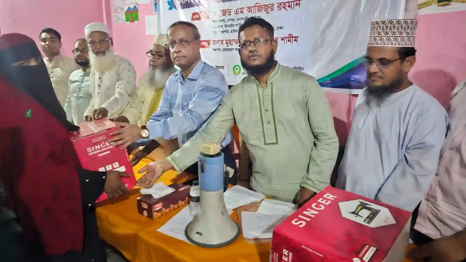 চেয়ারম্যান আ: রহমান মিয়াজী ফাউন্ডেশনের সেলাই মেশিন ও ছাগল বিতরণ
