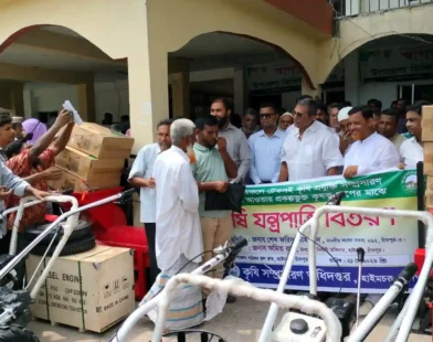 হাইমচরে কৃষকদের মাঝে আধুনিক কৃষি যন্ত্রপাতি বিতরণ