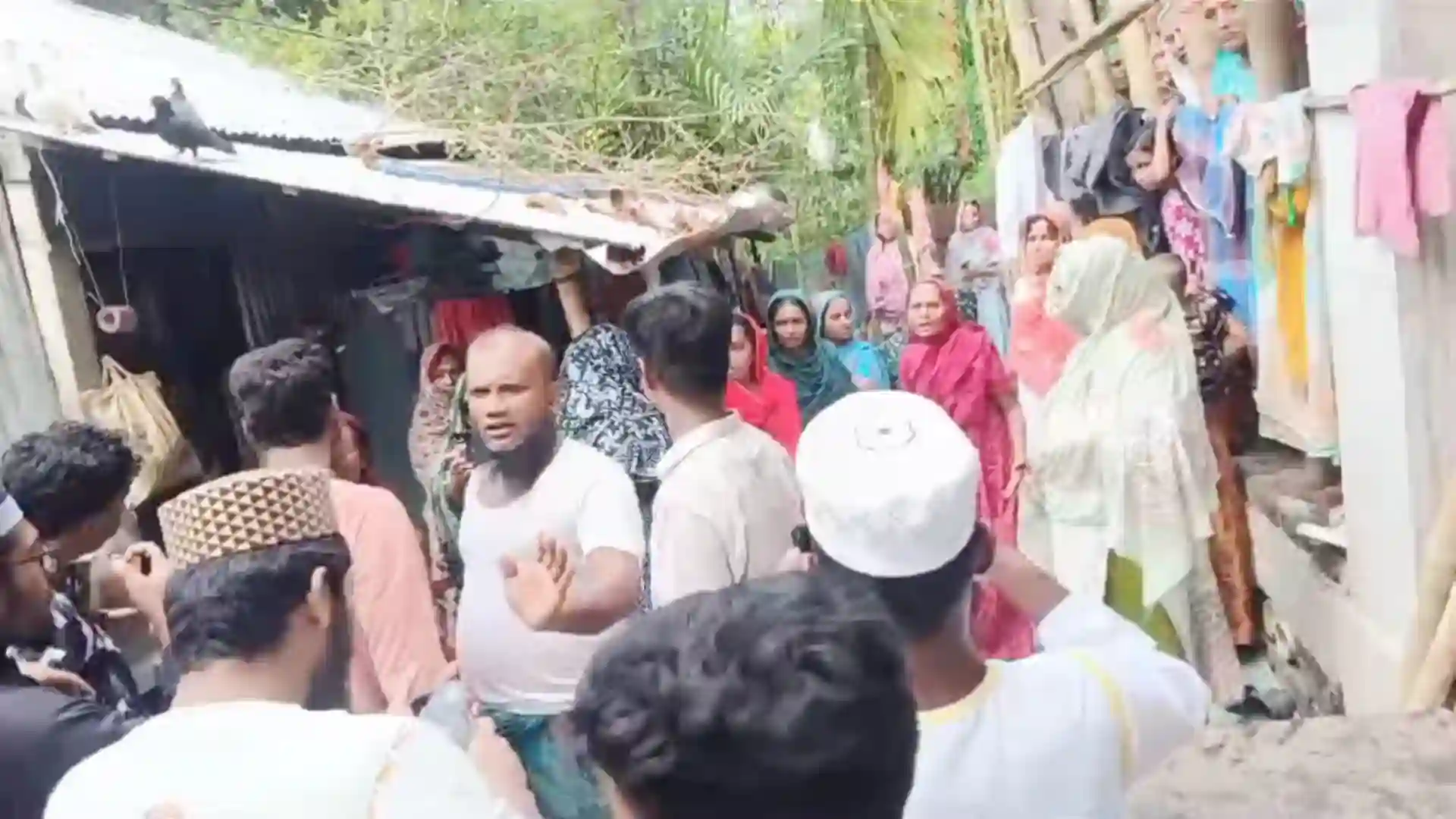 হাইমচরে কথিত পীরের আস্তানায় গান-বাজনার প্রতিবাদ করায় ইমাম ও মুসল্লিদের ওপর হামলা