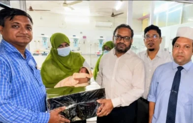 চাঁদপুরে মানসিক ভারসাম্যহীন কিশোরীর ও কন্যাসন্তান শিশুর দায়িত্ব নিলেন ডিসি