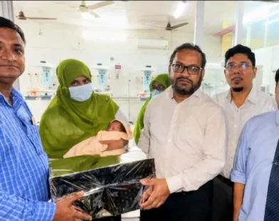 চাঁদপুরে মানসিক ভারসাম্যহীন কিশোরীর ও কন্যাসন্তান শিশুর দায়িত্ব নিলেন ডিসি
