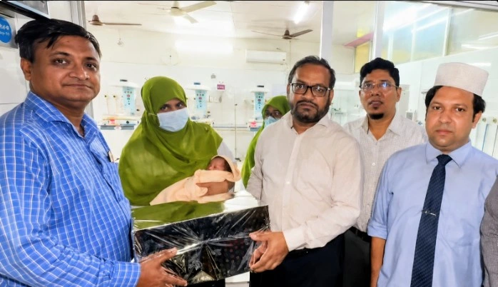 চাঁদপুরে মানসিক ভারসাম্যহীন কিশোরীর ও কন্যাসন্তান শিশুর দায়িত্ব নিলেন ডিসি