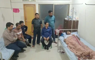 অসুস্থ সাংবাদিক রুহুল আমিনকে দেখতে হাসপাতালে সাবেক এমপি লায়নক হারুন