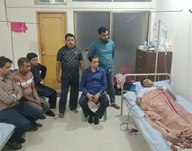 অসুস্থ সাংবাদিক রুহুল আমিনকে দেখতে হাসপাতালে সাবেক এমপি লায়নক হারুন