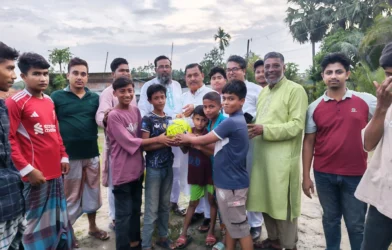 যুবসমাজকে মাদক ও কিশোর গ্যাং থেকে দূরে রাখতে হাইমচরে ফুটবল বিতরণ