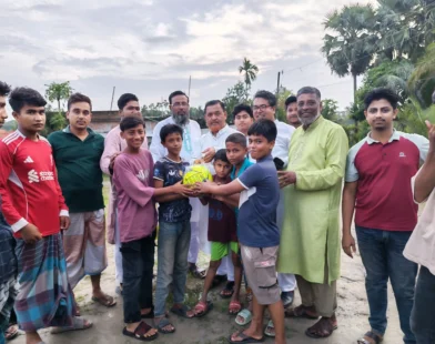 যুবসমাজকে মাদক ও কিশোর গ্যাং থেকে দূরে রাখতে হাইমচরে ফুটবল বিতরণ