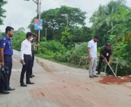 মতলব উত্তরের বেড়িবাঁধে অবৈধ ড্রেজারের পাইপলাইন অপসারণ, ২ মালিককে জরিমানা