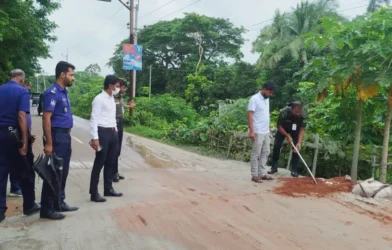 মতলব উত্তরের বেড়িবাঁধে অবৈধ ড্রেজারের পাইপলাইন অপসারণ, ২ মালিককে জরিমানা