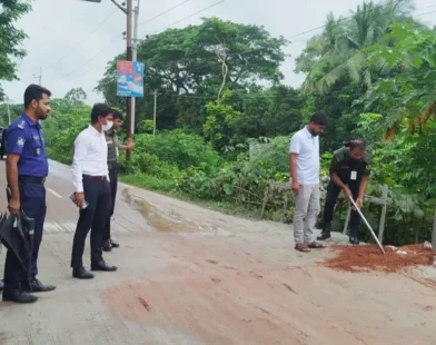 মতলব উত্তরের বেড়িবাঁধে অবৈধ ড্রেজারের পাইপলাইন অপসারণ, ২ মালিককে জরিমানা