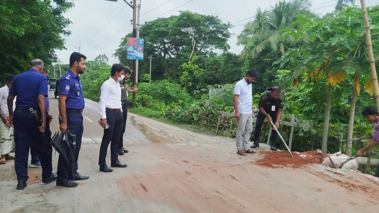 মতলব উত্তরের বেড়িবাঁধে অবৈধ ড্রেজারের পাইপলাইন অপসারণ, ২ মালিককে জরিমানা
