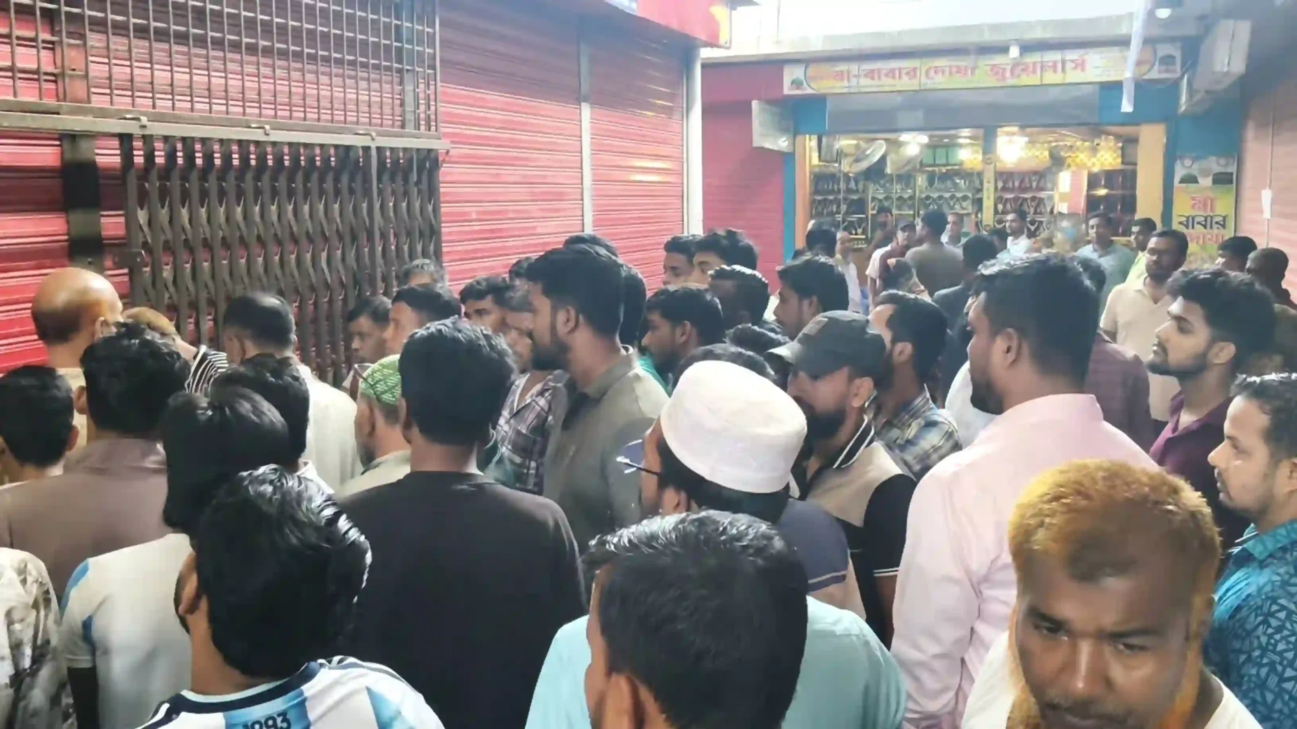 হাইমচরে স্বর্ণের দোকানের ভেতর কারিগরের ঝুলন্ত মরদেহ উদ্ধার