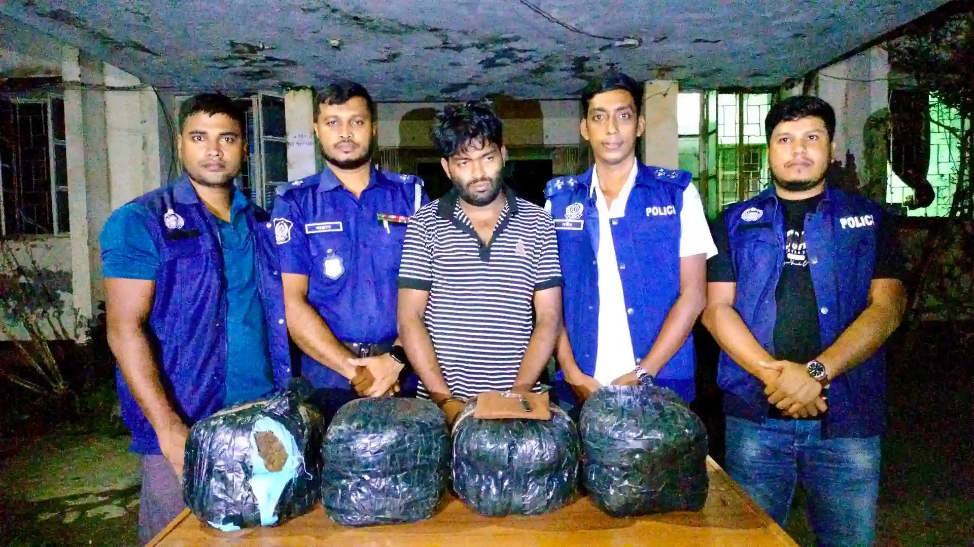 হাইমচরে ২০ কেজি গাঁজাসহ আটক ১, প্রাইভেটকার জব্দ