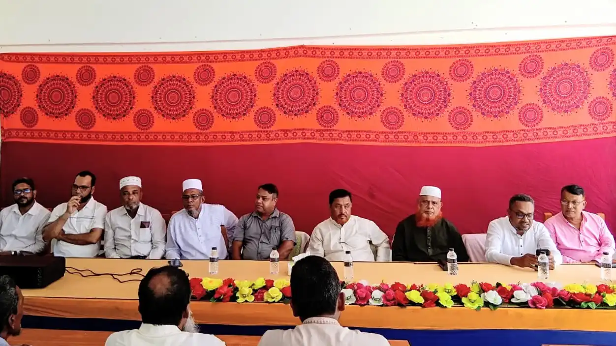 A preparatory meeting regarding the grand farewell reception for a teacher at KBN High School.