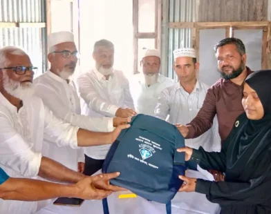 হাইমচরে দুদকের সহযোগিতায় শিক্ষার্থীদের মাঝে শিক্ষা উপকরণ বিতরণ