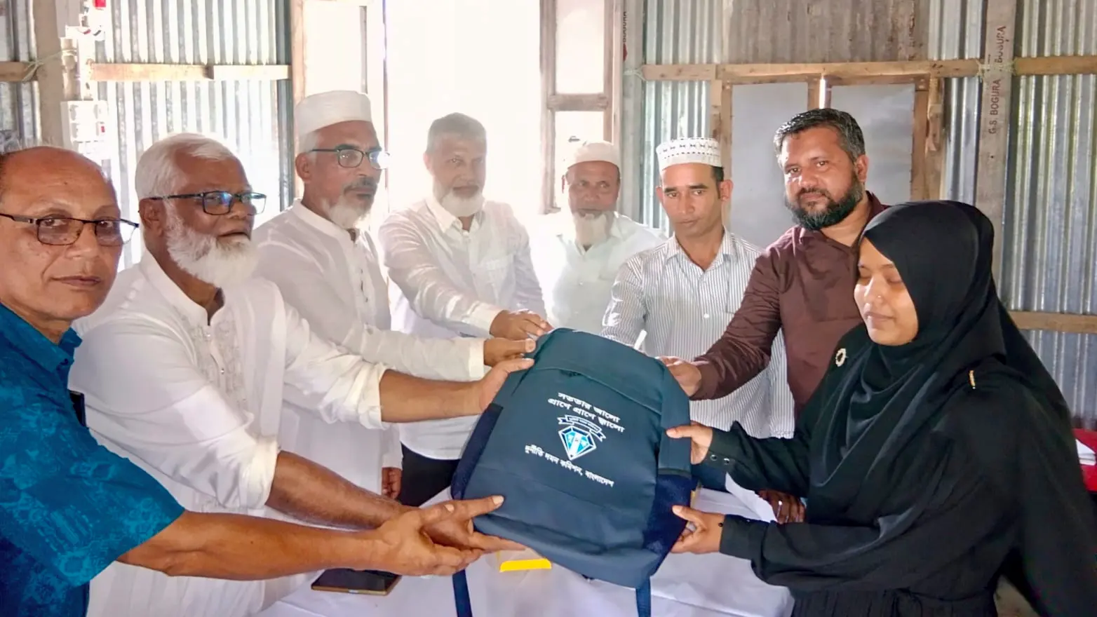 হাইমচরে দুদকের সহযোগিতায় শিক্ষার্থীদের মাঝে শিক্ষা উপকরণ বিতরণ