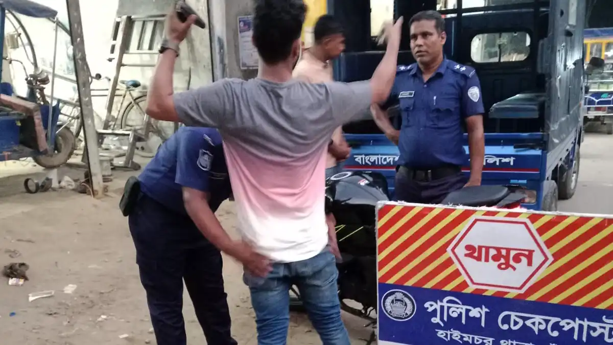 হাইমচরে পুলিশের বিশেষ অভিযান: ফুটপাত দখলমুক্ত ও যানজট নিরসন