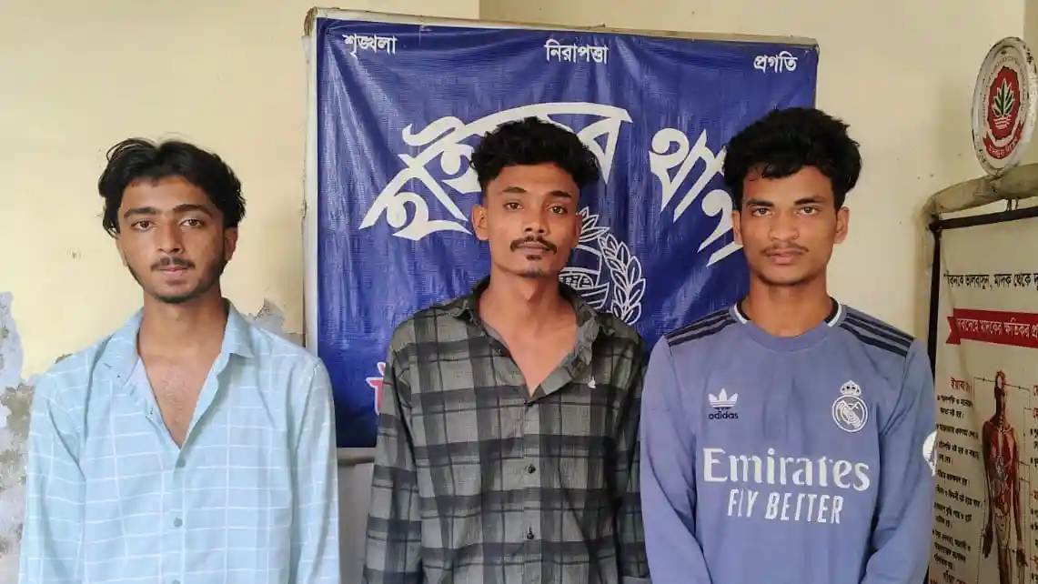 বিশেষ অভিযানে ৫ পিস ইয়াবাসহ ৩ মাদক কারবারি গ্রেপ্তার