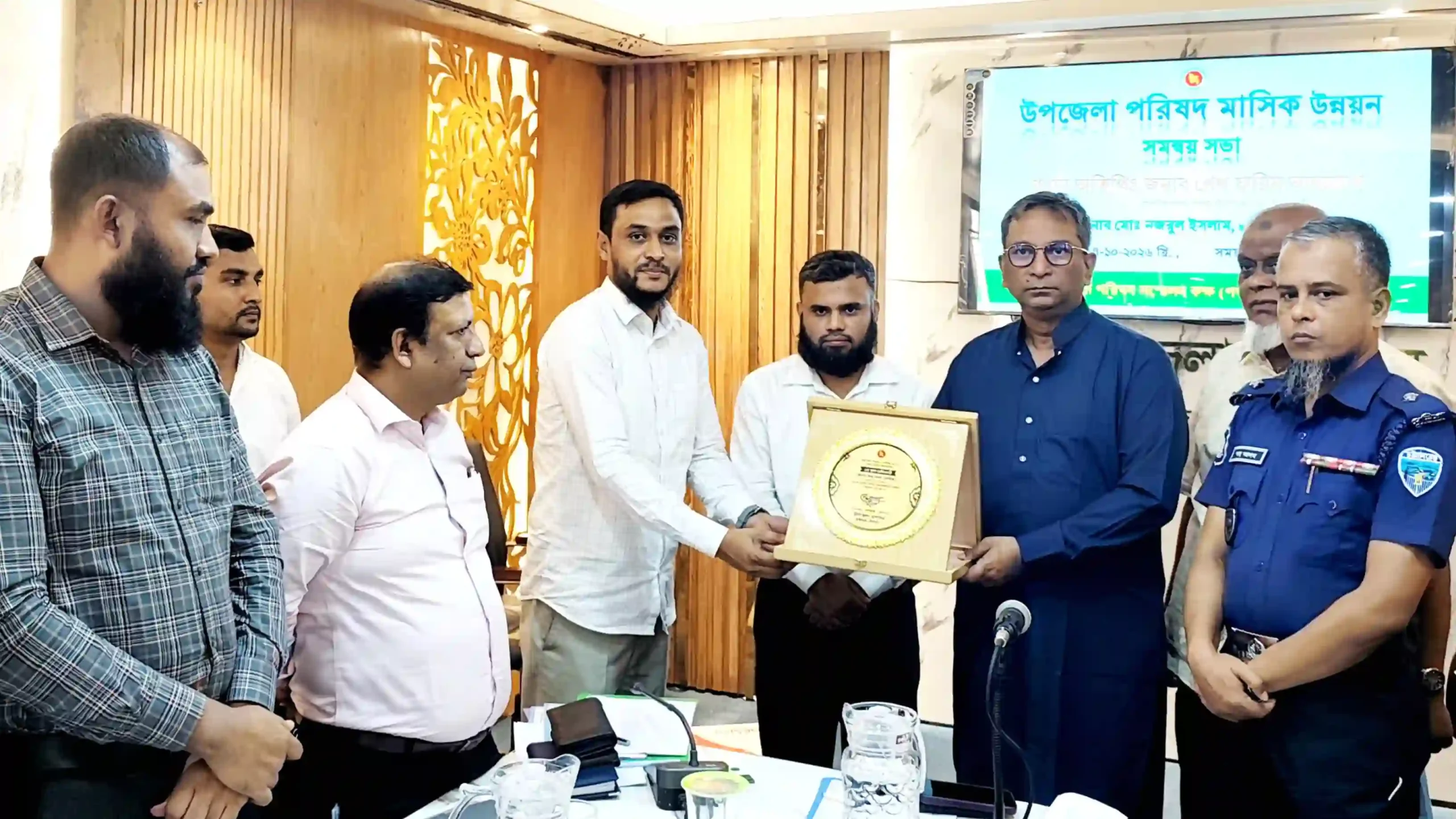 জন্ম-মৃত্যু নিবন্ধনে হাইমচরের শ্রেষ্ঠ ইউপি প্রশাসনিক কর্মকর্তা আবু বকর মানিক